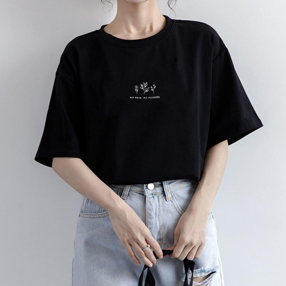 ゆったりシルエット×胸元ワンポイントデザイントップス