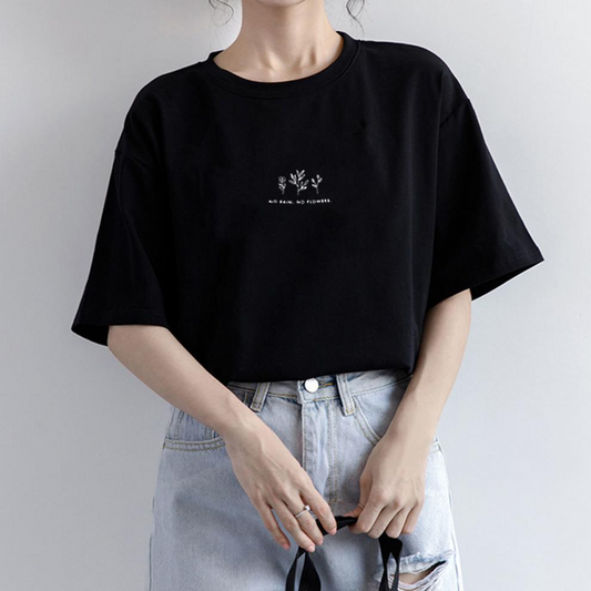 ゆったりシルエット×胸元ワンポイントデザイントップス