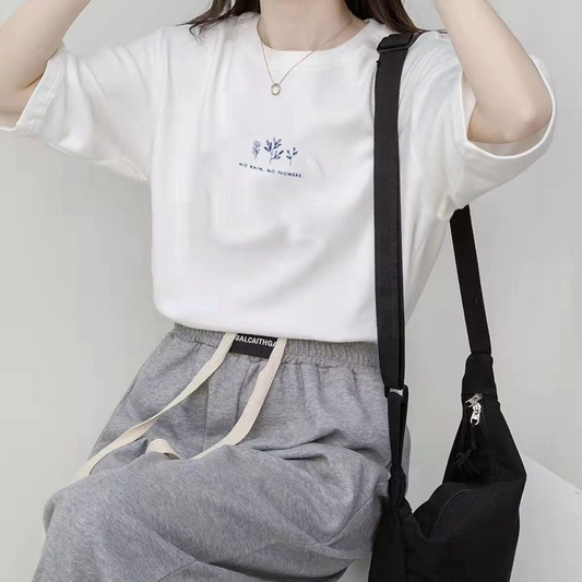 ゆったりシルエット×胸元ワンポイントデザイントップス